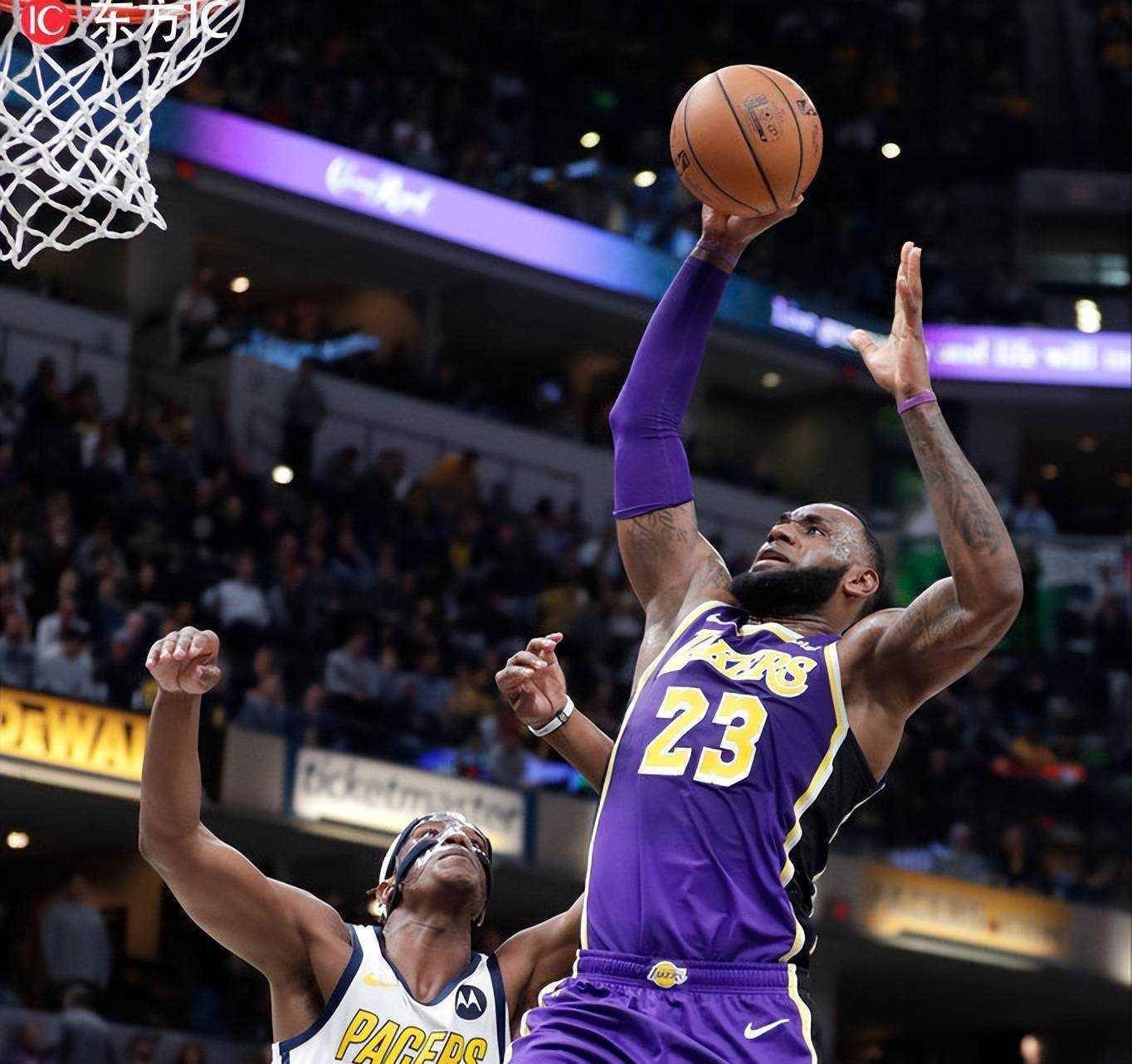 詹姆斯重返赛场，出色发挥首场状态出色，湖人观众沸腾！