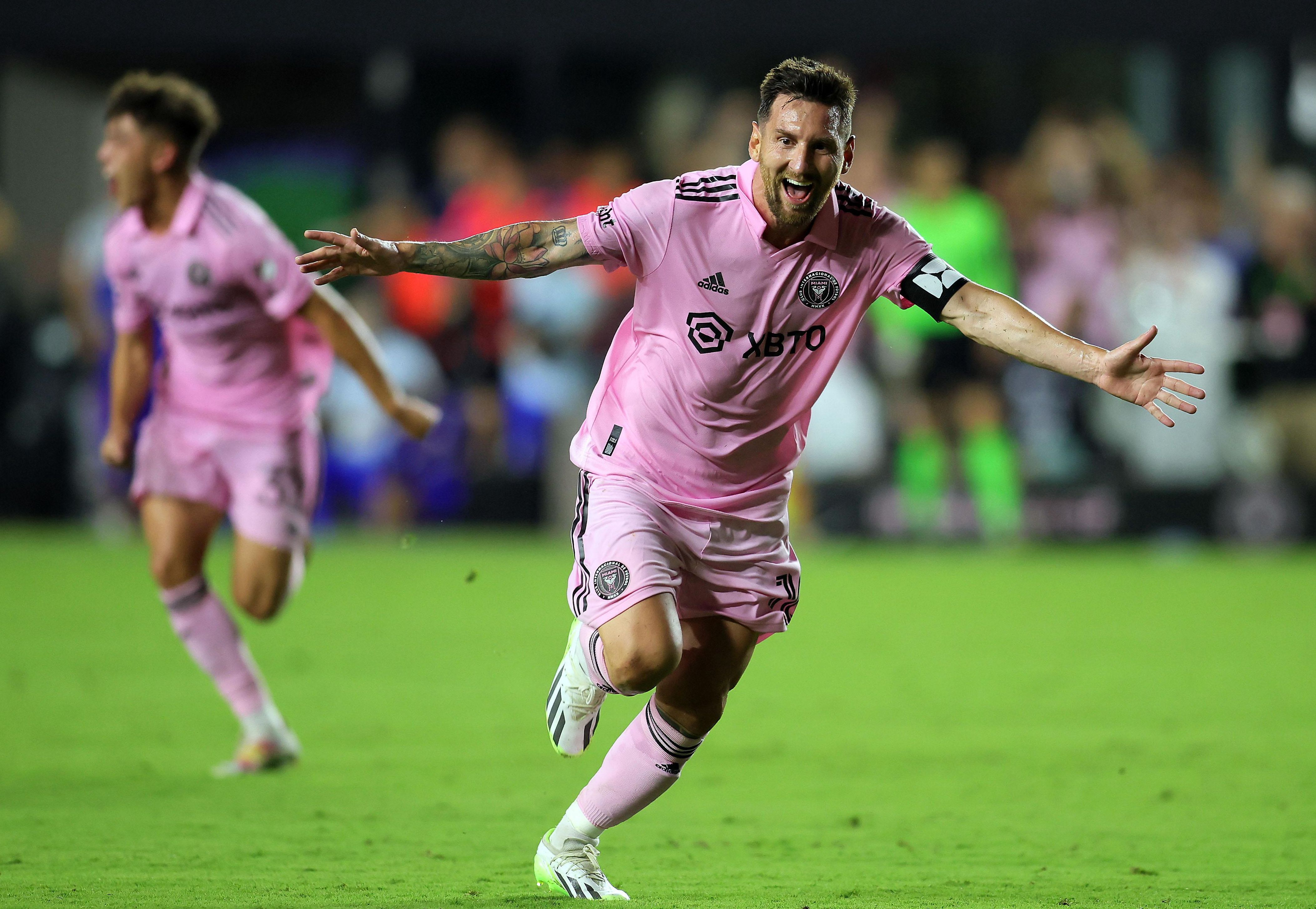 爱游戏中国-梅西在利物浦比赛中比赛规则变更，领先优势明显引发热议！-爱游戏中国