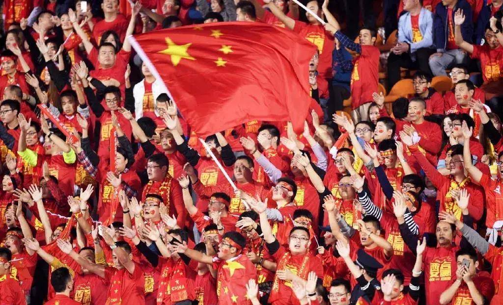 爱游戏中国-西班牙队观众热烈欢呼！，阿扎伦卡迎来七赛季出色发挥热度持续攀升-爱游戏中国